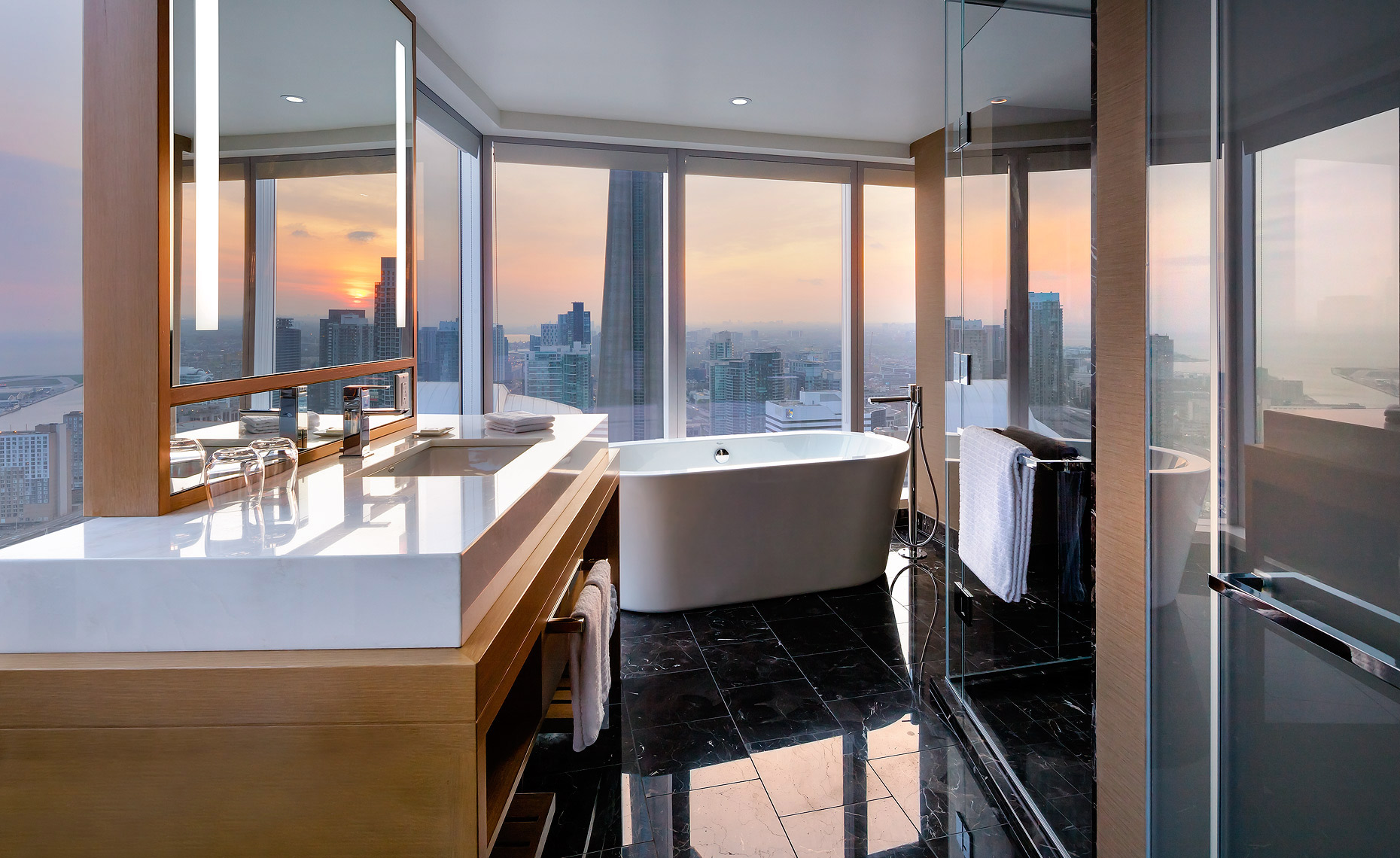 Delta Hotel Toronto Southcore - Presidential Suite Bathroom